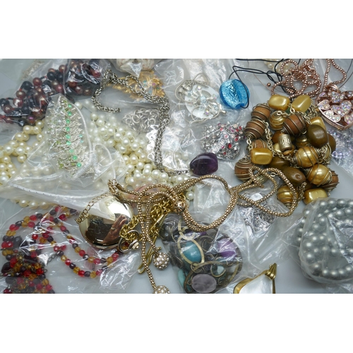 670 - A quantity of necklaces and pendants