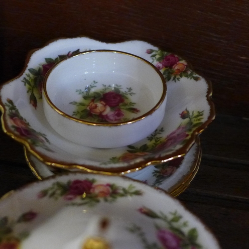 676 - Royal Albert Old Country Roses; six dinner plates, two bread and butter plates, a vase and two posy ... 