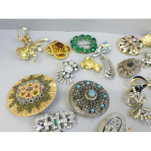 684 - Fifty costume brooches