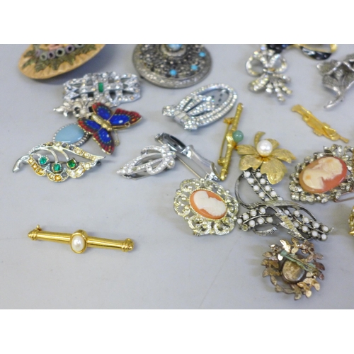 684 - Fifty costume brooches