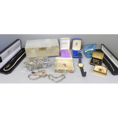 686 - A box of vintage costume jewellery