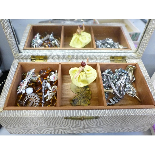 686 - A box of vintage costume jewellery