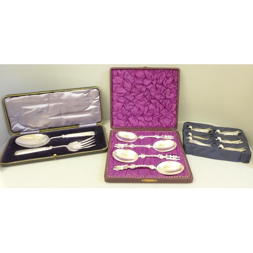 695 - A set of duck cutlery rests, large decorated spoons, boxed and a serving fork and spoon, boxed