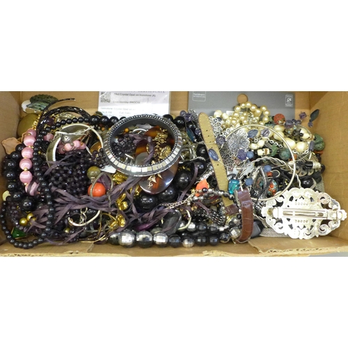 696 - A box of mixed costume jewellery