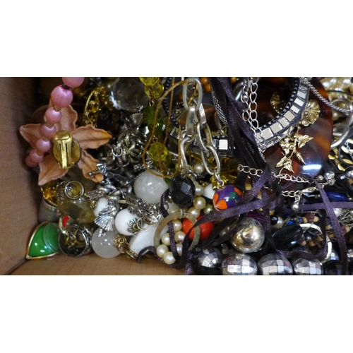 696 - A box of mixed costume jewellery