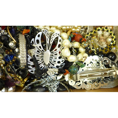 696 - A box of mixed costume jewellery