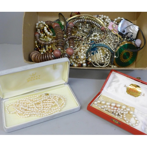 702 - A box of mixed costume jewellery