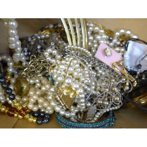 702 - A box of mixed costume jewellery