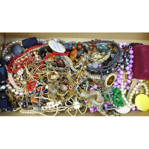 708 - A box of mixed costume jewellery