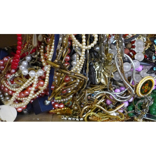 708 - A box of mixed costume jewellery