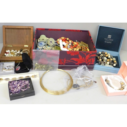 712 - Mixed costume jewellery, including a Past Times silver and marcasite pendant and chain, other silver... 