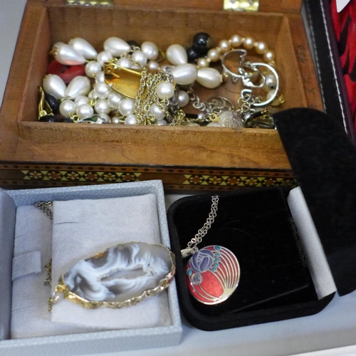 712 - Mixed costume jewellery, including a Past Times silver and marcasite pendant and chain, other silver... 