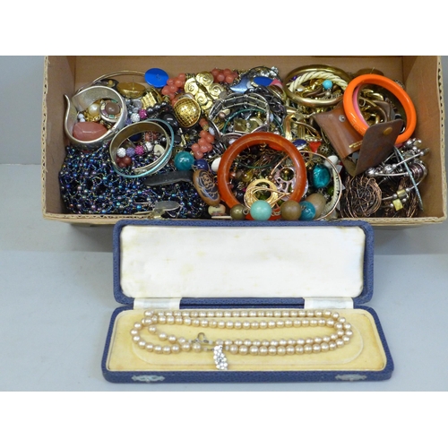 716 - A box of mixed costume jewellery