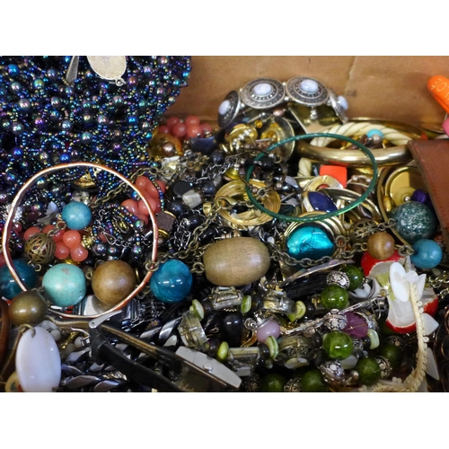 716 - A box of mixed costume jewellery