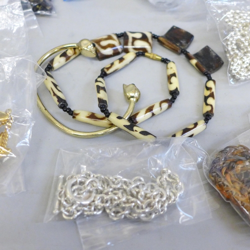 719 - A quantity of costume jewellery