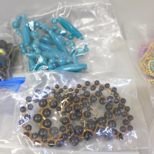 719 - A quantity of costume jewellery