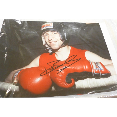 724 - Boxing ephemera; boxing magazines from the 1940s autographed colour photograph of Ken Buchanan, post... 