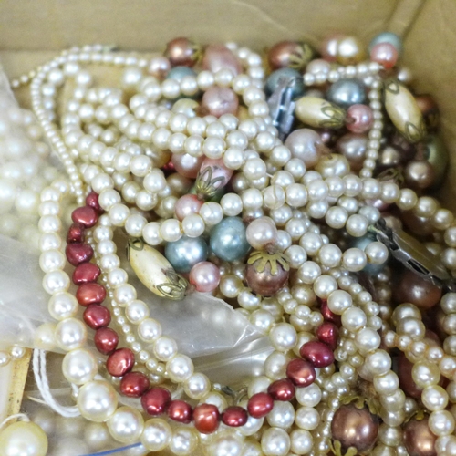 727 - Cultured and simulated pearls