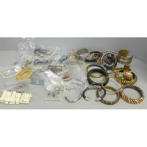 768 - A quantity of costume jewellery bracelets