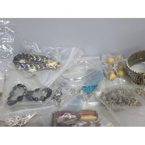 768 - A quantity of costume jewellery bracelets