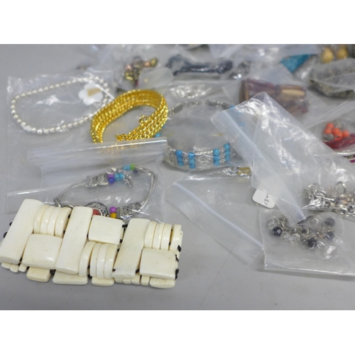 768 - A quantity of costume jewellery bracelets