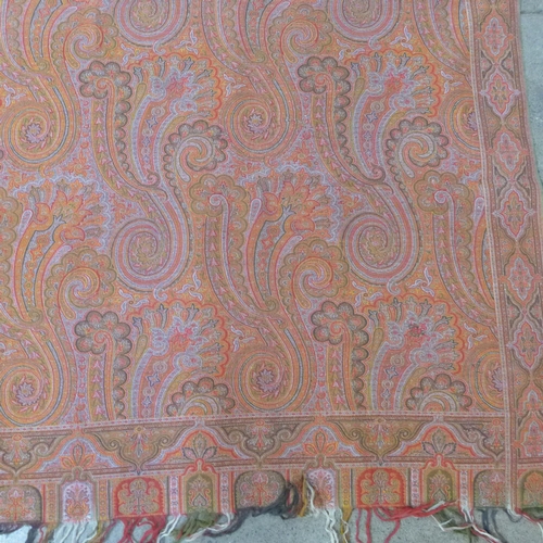 776 - An early 20th Century Paisley shawl