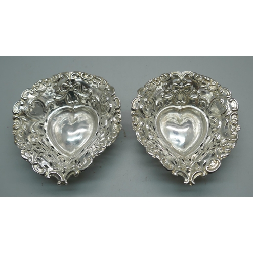 869 - A pair of Victorian silver dishes, Birmingham 1898, 22g