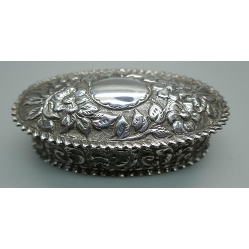 872 - An embossed silver box with hinge lid and gilt interior, Birmingham 1901, 50g