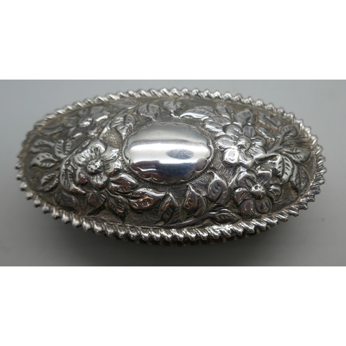 872 - An embossed silver box with hinge lid and gilt interior, Birmingham 1901, 50g