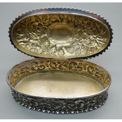 872 - An embossed silver box with hinge lid and gilt interior, Birmingham 1901, 50g