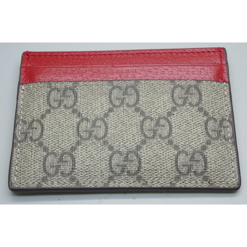 876 - A Gucci leather card holder