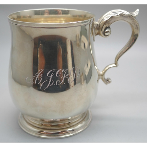 881 - A silver mug, Birmingham 1970, 226g, and a boxed silver napkin ring with dragon detail, 39g