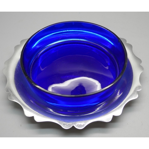 882 - A silver butter dish base with added blue glass dish, 52g