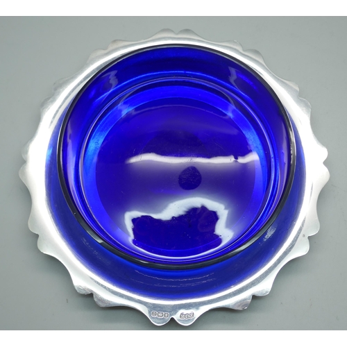 882 - A silver butter dish base with added blue glass dish, 52g