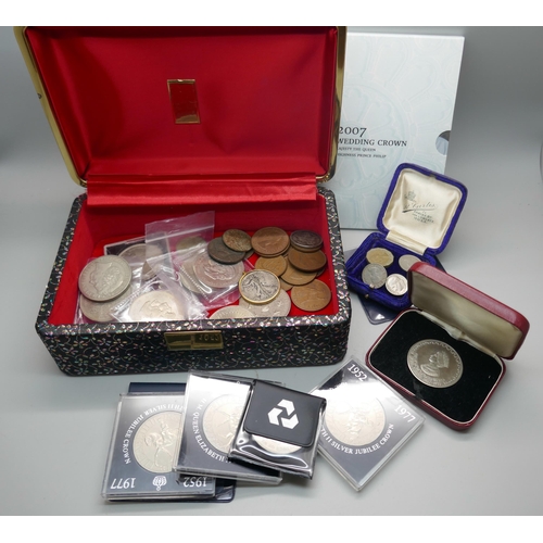 907 - A box of commemorative crowns, £5 coin, silver jubilee 1952-1977 coin, GB coins, etc.