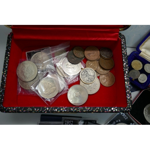 907 - A box of commemorative crowns, £5 coin, silver jubilee 1952-1977 coin, GB coins, etc.