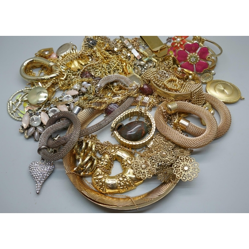 927 - Gold-tone jewellery