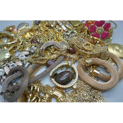 927 - Gold-tone jewellery