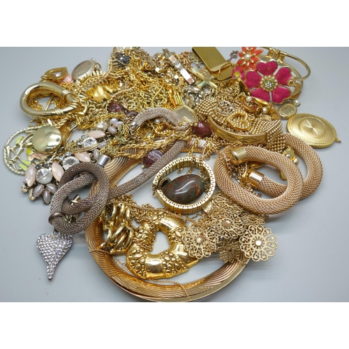 927 - Gold-tone jewellery