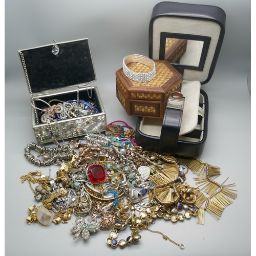 928 - Three boxes of costume jewellery