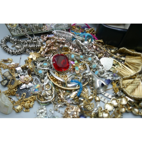 928 - Three boxes of costume jewellery