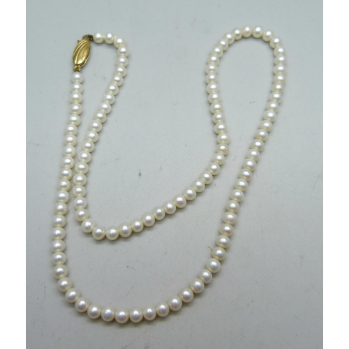 941 - A pearl necklace with 9ct gold clasp, 41cm