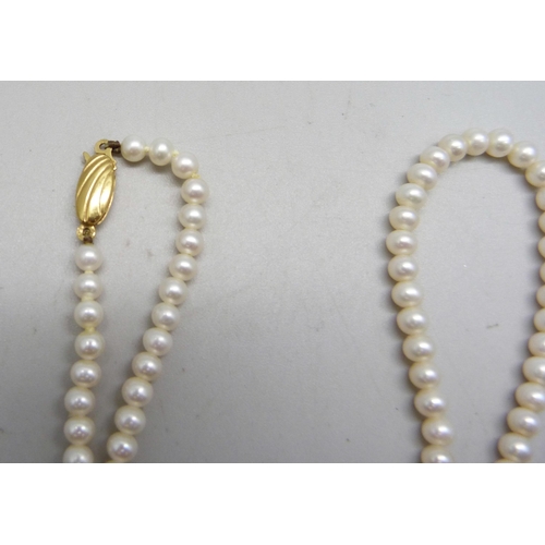 941 - A pearl necklace with 9ct gold clasp, 41cm