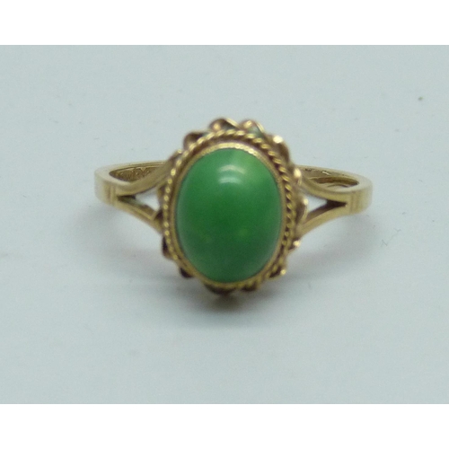 944 - A 9ct gold and greenstone set ring, 2.2g, O