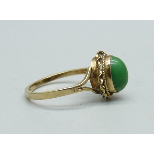 944 - A 9ct gold and greenstone set ring, 2.2g, O