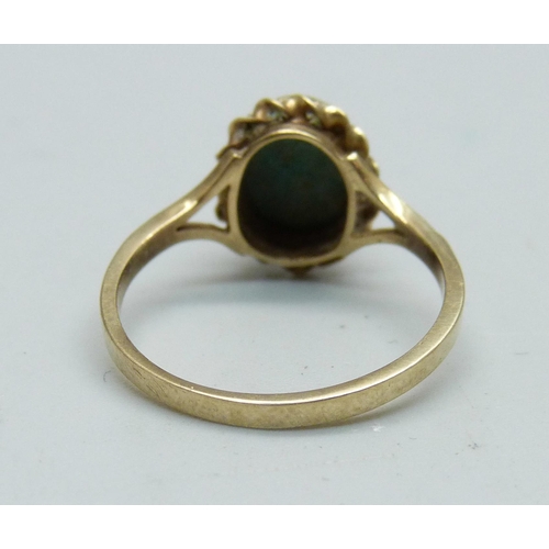 944 - A 9ct gold and greenstone set ring, 2.2g, O