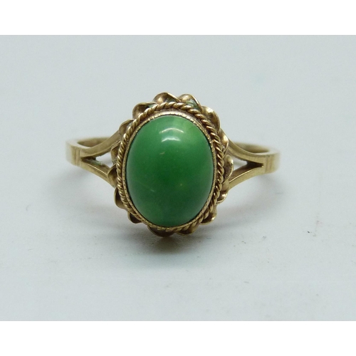 944 - A 9ct gold and greenstone set ring, 2.2g, O