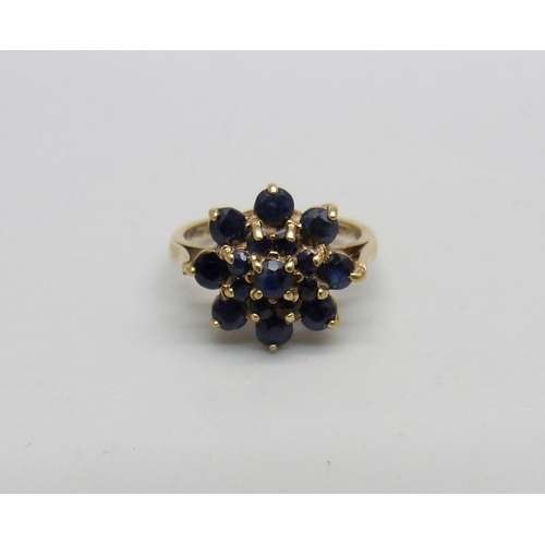 955 - A 9ct gold, sapphire cluster ring, 2.6g, H