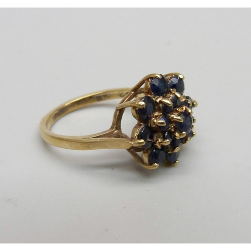 955 - A 9ct gold, sapphire cluster ring, 2.6g, H