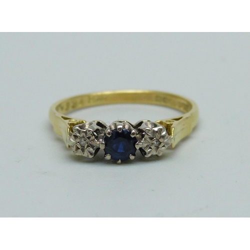 960 - An 18ct gold, sapphire and diamond ring, 2.9g, O